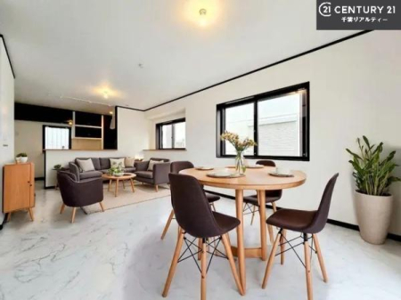 ���r���O �Ƌ��CG�p�[�X�ł��B�J�����̂���L�XLDK�I�\�t�@�[��_�C�j���O�e�[�u����u���Ă������ɂȂ�Ȃ��̂ŉ��K�ɉ߂����܂��I
�R�~���j�P�[�V���������₷�����r���O�ł��I