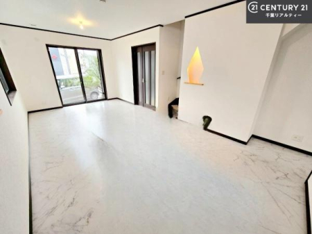 ���r���O �傫�ȑ����炽���Ղ�̗z���������閾�邢���r���O�B�J�����̂��郊�r���O�ŉƑ��c���̂��났�̎��Ԃ��߂����܂��B