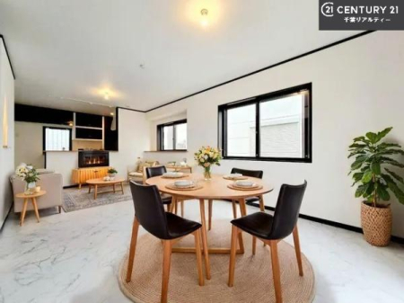 ���r���O �Ƌ��CG�p�[�X�ł��B�J�����̂���L�XLDK�I�\�t�@�[��_�C�j���O�e�[�u����u���Ă������ɂȂ�Ȃ��̂ŉ��K�ɉ߂����܂��I
�R�~���j�P�[�V���������₷�����r���O�ł��I