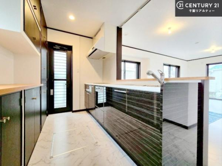 �L�b�`�� ��l�C�̑Ζʎ��V�X�e���L�b�`�����̗p���Ă��܂��I���Ƒ��̃R�~���j�P�[�V���������R�Ƒ�����݌v�ł��B
���q�l�ɂ��ڂ��͂��̂Ŋ������ł��ˁB�L�X�g���ĉ��K�ɍ�Ƃ��i�݂܂��B