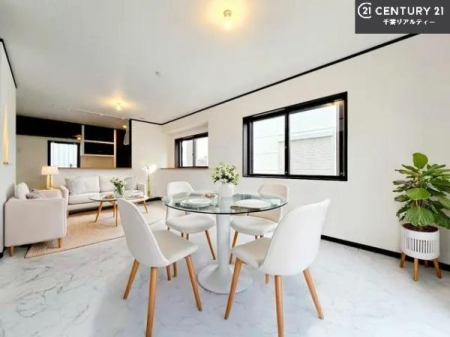 ���r���O �Ƌ��CG�p�[�X�ł��B�J�����̂���L�XLDK�I�\�t�@�[��_�C�j���O�e�[�u����u���Ă������ɂȂ�Ȃ��̂ŉ��K�ɉ߂����܂��I
�R�~���j�P�[�V���������₷�����r���O�ł��I