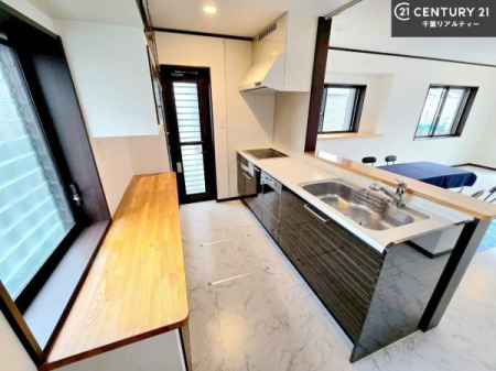 �L�b�`�� ��l�C�̑Ζʎ��V�X�e���L�b�`�����̗p���Ă��܂��I���Ƒ��̃R�~���j�P�[�V���������R�Ƒ�����݌v�ł��B
���q�l�ɂ��ڂ��͂��̂Ŋ������ł��ˁB�L�X�g���ĉ��K�ɍ�Ƃ��i�݂܂��B