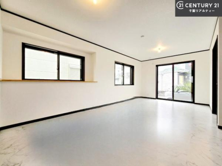 ���r���O �傫�ȑ����炽���Ղ�̗z���������閾�邢���r���O�B�J�����̂��郊�r���O�ŉƑ��c���̂��났�̎��Ԃ��߂����܂��B