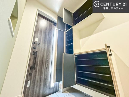 ���� �V���[�Y�{�b�N�X�t���Ȃ̂ŁA���ւ��Еt�����|�������₷���ł��I
�X�b�L���������ւŌ˂��J�����u�ԁA�������̂���S�n������Ԃ��o�}���Ă���܂��B