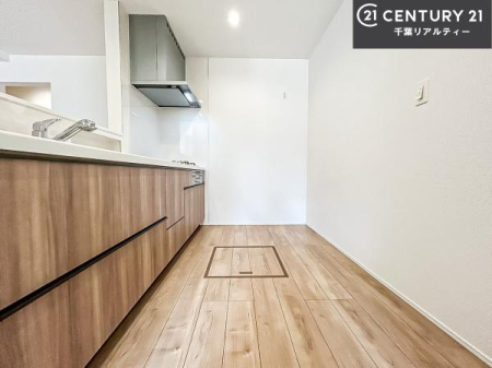 �L�b�`�� ��Ƃ肠�钲���X�y�[�X�ō�Ƃ����₷�����K�ȃL�b�`���ł��I
���q�l�ƈꏏ�ɂ��َq������y���߂�L�X�X�y�[�X�ł��B