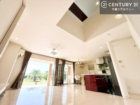 ���r���O �㕔���������Ŗ��邭�J���I�ȋ�Ԃł��B�S�n�ǂ����r���O�͉Ƒ������R�ƏW�܂�܂��B�Ƒ��c�R�̎��Ԃ����������ł��B���Ƒ��ƁA����w�[���������Ԃ��߂��������ł��ˁB