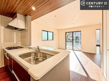 �L�b�`�� ��l�C�̑Ζʎ��V�X�e���L�b�`�����̗p���Ă��܂��I���Ƒ��̃R�~���j�P�[�V���������R�Ƒ�����݌v�ł��B
���q�l�ɂ��ڂ��͂��̂Ŋ������ł��ˁB�L�X�g���ĉ��K�ɍ�Ƃ��i�݂܂��B