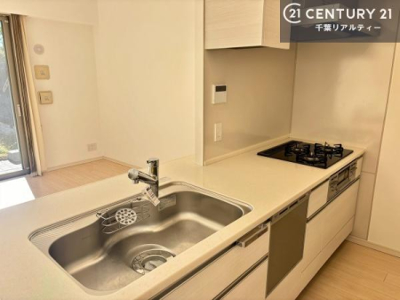 �L�b�`�� ��l�C�̑Ζʎ��V�X�e���L�b�`�����̗p���Ă��܂��I���Ƒ��̃R�~���j�P�[�V���������R�Ƒ�����݌v�ł��B
���q�l�ɂ��ڂ��͂��̂Ŋ������ł��ˁB�L�X�g���ĉ��K�ɍ�Ƃ��i�݂܂��B