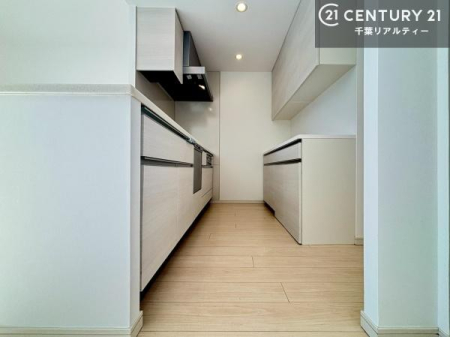 �L�b�`�� ��Ƃ肠�钲���X�y�[�X�ō�Ƃ����₷�����K�ȃL�b�`���ł��I
���q�l�ƈꏏ�ɂ��َq������y���߂�L�X�X�y�[�X�ł��B�y�����������ԂɂȂ肻���ł��ˁI