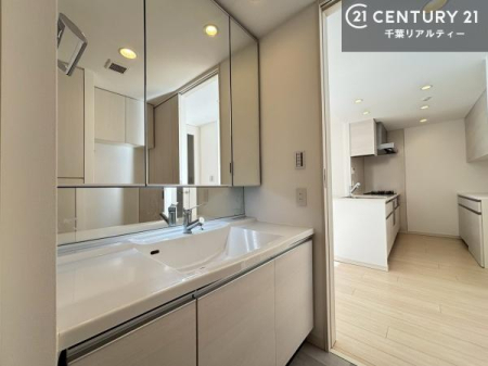 ���ʑ�E���ʏ� �O�ʋ��d�l�̐��ʏ��́A�g�����Ȃ݂����₷������I���͎��[�ɂȂ��Ă��܂��B�h���C���[�₨���ϓ����Еt������̂Ő��ʑ������X�b�L���ƌ����邱�Ƃ��o���܂��I