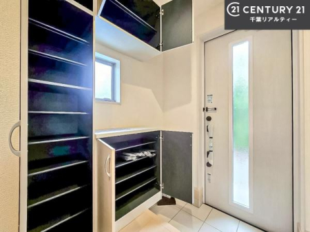 ���� �V���[�Y�{�b�N�X�t���Ȃ̂ŁA���ւ��Еt�����|�������₷���ł��I
�X�b�L���������ւŌ˂��J�����u�ԁA�������̂���S�n������Ԃ��o�}���Ă���܂��B
