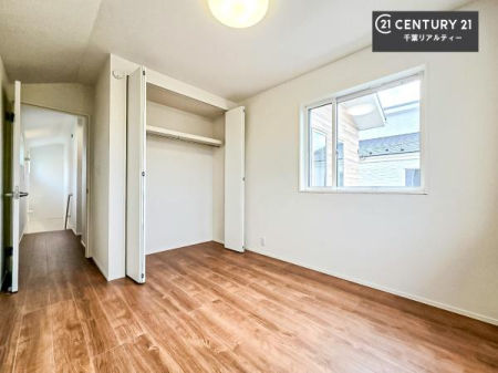 �q������ ���[�X�y�[�X���������Ă���A�ߗނ₨������A�w�p�i�Ȃǂ��������萮���ł��܂��B���������L���g���邽�߁A���K�Ő������Z��Ԃ��������܂��B