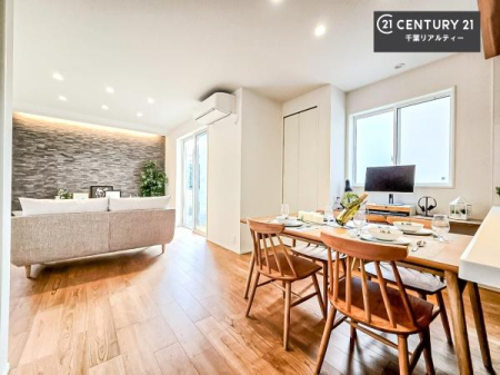 ���r���O �Ƌ��CG�p�[�X�ł��B��؂ȉƑ����W�܂邩�炱��LDK�ɂ͂�����肽���B
�q�����������C�ɏ΂��Ȃ��瑖�����Ă���p�����������u�L���Ƃɂ��ėǂ������v�Ǝv���u�Ԃł��B