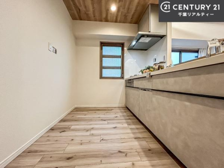 �L�b�`�� ��Ƃ肠�钲���X�y�[�X�ō�Ƃ����₷�����K�ȃL�b�`���ł��I
���q�l�ƈꏏ�ɂ��َq������y���߂�L�X�X�y�[�X�ł��B�y�����������ԂɂȂ肻���ł��ˁI