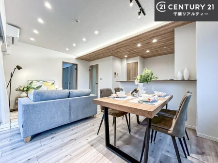 ���r���O �傫�ȑ����炽���Ղ�̗z���������閾�邢���r���O�B�J�����̂��郊�r���O�ŉƑ��c���̂��났�̎��Ԃ��߂����܂��B