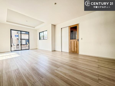 ���r���O ��؂ȉƑ����W�܂邩�炱��LDK�ɂ͂�����肽���B
�q�����������C�ɏ΂��Ȃ��瑖�����Ă���p�����������u�L���Ƃɂ��ėǂ������v�Ǝv���u�Ԃł��B