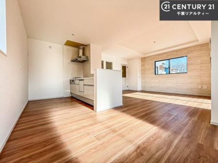 ���r���O �S�n�ǂ����r���O�͉Ƒ������R�ƏW�܂�܂��B�Ƒ��c�R�̎��Ԃ����������ł��B���Ƒ��ƁA����w�[���������Ԃ��߂��������ł��ˁB���邭�J���I�ȋ�Ԃł��B
