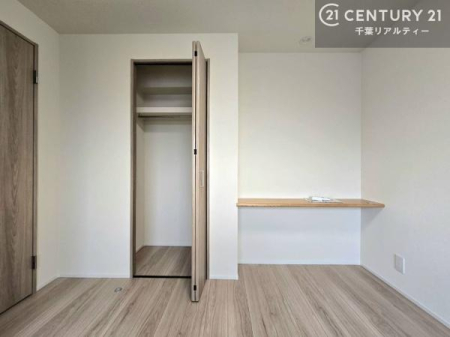 �q������ �������ɐ݂���ꂽ����J�E���^�[�́A�e�����[�N�₨�q���܂̊w�K�X�y�[�X�A��̍�Ƒ�Ƃ��Ċ���B�֎q��u�������ŁA�v���C�x�[�g�ȃ��[�N�R�[�i�[���������܂��B