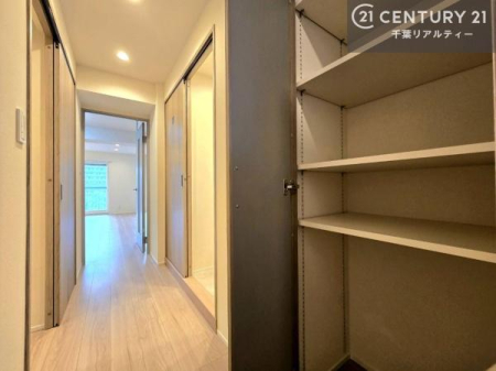 ���� �V���[�Y�{�b�N�X�t���Ȃ̂ŁA���ւ��Еt�����|�������₷���ł��I
�X�b�L���������ւŌ˂��J�����u�ԁA�������̂���S�n������Ԃ��o�}���Ă���܂��B