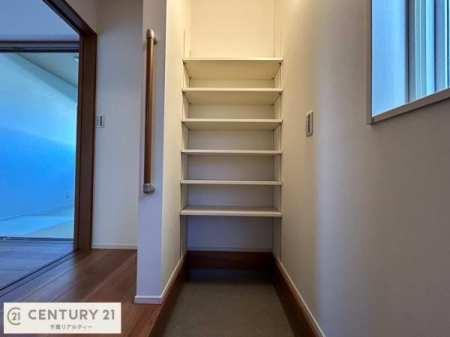 ���� �~���[�t���V���[�Y�{�b�N�X�t���Ȃ̂ŁA���ւ��Еt�����|�������₷���ł��I
�O�o�O�̐g�����Ȃ݂��`�F�b�N�ł��܂��ˁI
�X�b�L���������ւŌ˂��J�����u�ԁA�������̂���S�n������Ԃ��o�}���Ă���܂��B