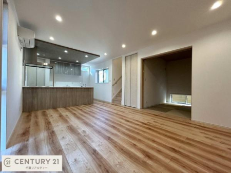 ���r���O ��؂ȉƑ����W�܂邩�炱��LDK�ɂ͂�����肽���B
�q�����������C�ɏ΂��Ȃ��瑖�����Ă���p�����������u�L���Ƃɂ��ėǂ������v�Ǝv���u�Ԃł��B