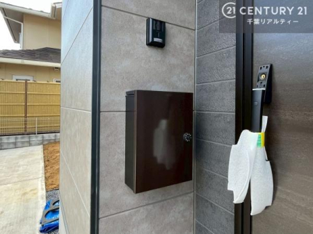 ���̑� �X�փ|�X�g��̌^�̑�z�{�b�N�X�t���ŕs�ݎ��ł��ו����󂯎��ĂƂ��Ă��֗��I
�Ƃɂ��Ȃ��Ⴂ���Ȃ��X�g���X����I�Ĕz�B�̎�Ԃ��Ȃ��܂��I