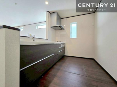 �L�b�`�� �L�b�`���ɂ͏���������A���R������荞�݂Ȃ��犷�C���X���[�Y�B���邭���K�Ȓ�����Ԃ��������Ă��܂��B���C����������ł��܂��I