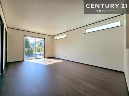 ���r���O �S�n�ǂ����r���O�͉Ƒ������R�ƏW�܂�܂��B�Ƒ��c�R�̎��Ԃ����������ł��B���Ƒ��ƁA����w�[���������Ԃ��߂��������ł��ˁB�㕔�����Ŗ��邭�J���I�ȋ�Ԃł��B