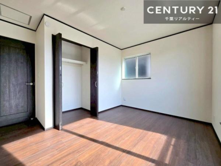 �m�� �e�����Ɏ��[�͂̂���N���[�[�b�g��ݒu�B�ו��𐮗����ڂ��₷���A����������ɂ��ꂢ�ɕۂ��Ƃ��ł��܂��B���[�ꏊ�ɍ���Ȃ��A���K�Ȑ������T�|�[�g����Z�܂��ł��B