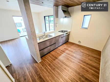 �L�b�`�� ��Ƃ肠�钲���X�y�[�X�ō�Ƃ����₷�����K�ȃL�b�`���ł��I
���q�l�ƈꏏ�ɂ��َq������y���߂�L�X�X�y�[�X�ł��B�y�����������ԂɂȂ肻���ł��ˁI