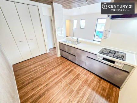 �L�b�`�� ��l�C�̑Ζʎ��V�X�e���L�b�`�����̗p���Ă��܂��I���Ƒ��̃R�~���j�P�[�V���������R�Ƒ�����݌v�ł��B
���q�l�ɂ��ڂ��͂��̂Ŋ������ł��ˁB���[�͂�����܂��I