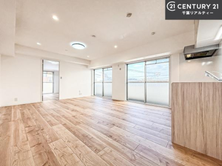 ���r���O �傫�ȑ����炽���Ղ�̗z���������閾�邢���r���O�B�J�����̂��郊�r���O�ŉƑ��c���̂��났�̎��Ԃ��߂����܂��B