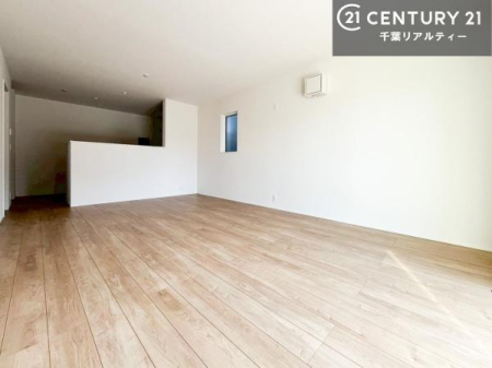 ���r���O ��؂ȉƑ����W�܂邩�炱��LDK�ɂ͂�����肽���B
�q�����������C�ɏ΂��Ȃ��瑖�����Ă���p�����������u�L���Ƃɂ��ėǂ������v�Ǝv���u�Ԃł��B