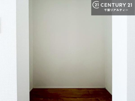 �L�b�`�� �p���g���[�t���ŁA�L�b�`������̎��[�͂��L�x�B�H�ނ⒲�������������萮���ł��A���ł��g���������̂���̓͂��ꏊ�ɁB�L�b�`�����L�X�Ǝg���āA�����I�ȉƎ��������������܂��B
