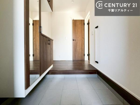 ���� �p���t���V���[�Y�{�b�N�X�ŁA���ւ��Еt�����|�������₷���ł��I
�X�b�L���������ւŌ˂��J�����u�ԁA�������̂���S�n������Ԃ��o�}���Ă���܂��B

