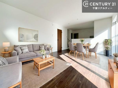 ���r���O �Ƌ��CG�p�[�X�ł��B��؂ȉƑ����W�܂邩�炱��LDK�ɂ͂�����肽���B
�q�����������C�ɏ΂��Ȃ��瑖�����Ă���p�����������u�L���Ƃɂ��ėǂ������v�Ǝv���u�Ԃł��B