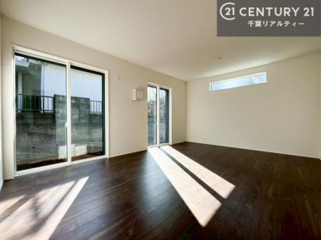 ���r���O �傫�ȑ����炽���Ղ�̗z���������閾�邢���r���O�B�J�����̂��郊�r���O�ŉƑ��c���̂��났�̎��Ԃ��߂����܂��B