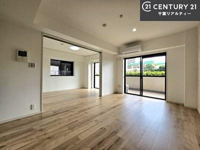 ���r���O �傫�ȑ����炽���Ղ�̗z���������閾�邢���r���O�B�J�����̂��郊�r���O�ŉƑ��c���̂��났�̎��Ԃ��߂����܂��B