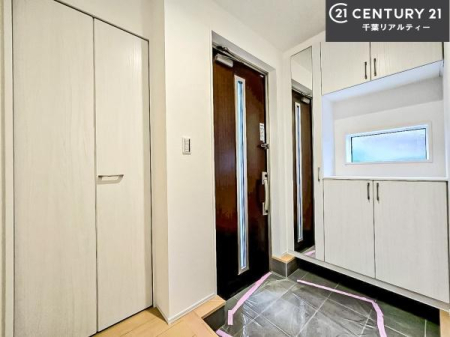 ���� �V���[�Y�{�b�N�X�t���Ȃ̂ŁA���ւ��Еt�����|�������₷���ł��I
�X�b�L���������ւŌ˂��J�����u�ԁA�������̂���S�n������Ԃ��o�}���Ă���܂��B
