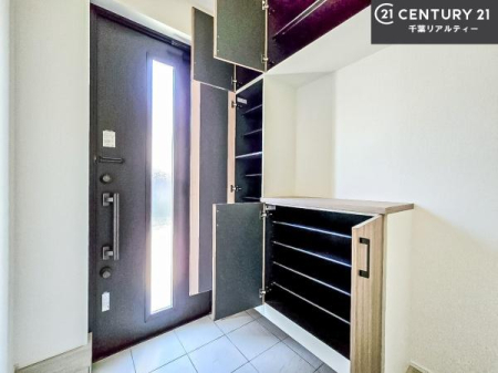 ���� �V���[�Y�{�b�N�X�t���Ȃ̂ŁA���ւ��Еt�����|�������₷���ł��I
�X�b�L���������ւŌ˂��J�����u�ԁA�������̂���S�n������Ԃ��o�}���Ă���܂��B

