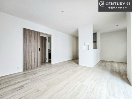 ���r���O �傫�ȑ����炽���Ղ�̗z���������閾�邢���r���O�B�J�����̂��郊�r���O�ŉƑ��c���̂��났�̎��Ԃ��߂����܂��B