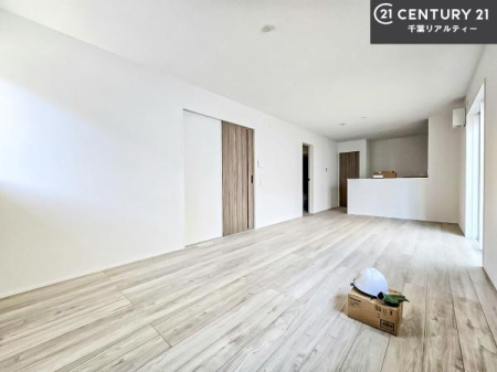 ���r���O �傫�ȑ����炽���Ղ�̗z���������閾�邢���r���O�B�J�����̂��郊�r���O�ŉƑ��c���̂��났�̎��Ԃ��߂����܂��B