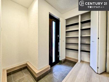 ���� �V���[�Y�{�b�N�X�t���Ȃ̂ŁA���ւ��Еt�����|�������₷���ł��I
�X�b�L���������ւŌ˂��J�����u�ԁA�������̂���S�n������Ԃ��o�}���Ă���܂��B