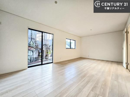 ���r���O ��؂ȉƑ����W�܂邩�炱��LDK�ɂ͂�����肽���B
�q�����������C�ɏ΂��Ȃ��瑖�����Ă���p�����������u�L���Ƃɂ��ėǂ������v�Ǝv���u�Ԃł��B