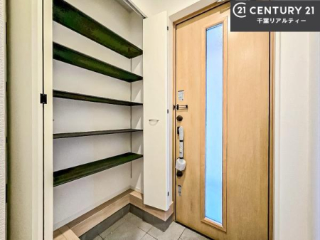 ���� �V���[�Y�{�b�N�X�t���Ȃ̂ŁA���ւ��Еt�����|�������₷���ł��I
�X�b�L���������ւŌ˂��J�����u�ԁA�������̂���S�n������Ԃ��o�}���Ă���܂��B