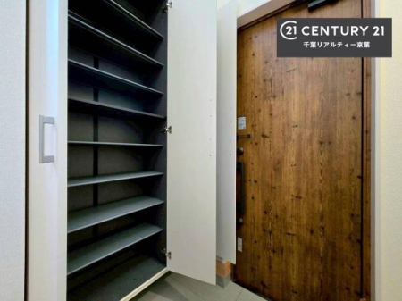 ���� �V���[�Y�{�b�N�X�t���Ȃ̂ŁA���ւ��Еt�����|�������₷���ł��I
�X�b�L���������ւŌ˂��J�����u�ԁA�������̂���S�n������Ԃ��o�}���Ă���܂��B

