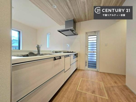 �L�b�`�� ��Ƃ肠�钲���X�y�[�X�ō�Ƃ����₷�����K�ȃL�b�`���ł��I
���q�l�ƈꏏ�ɂ��َq������y���߂�L�X�X�y�[�X�ł��B�y�����������ԂɂȂ肻���ł��ˁI