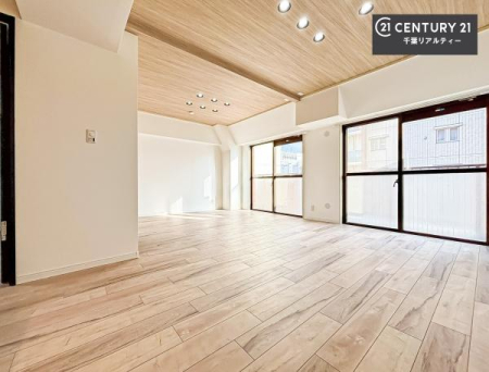 ���r���O �傫�ȑ����炽���Ղ�̗z���������閾�邢���r���O�B�J�����̂��郊�r���O�ŉƑ��c���̂��났�̎��Ԃ��߂����܂��B