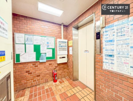 ���̑����p�� �G���x�[�^�[�����ŁA�����̈ړ����X���[�Y�B��K�ւ̃A�N�Z�X�����K�Ȃ��߁A���N�z�̕��⏬���Ȃ��q���܂����邲�ƒ�ɂ����S�ł��B���K���Ɨ��֐������˔������Z�܂��ł��B