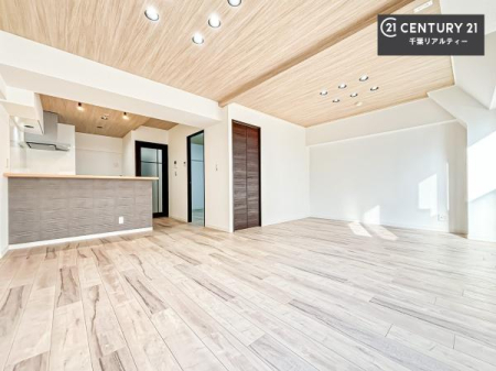 ���r���O ��؂ȉƑ����W�܂邩�炱��LDK�ɂ͂�����肽���B
�q�����������C�ɏ΂��Ȃ��瑖�����Ă���p�����������u�L���Ƃɂ��ėǂ������v�Ǝv���u�Ԃł��B